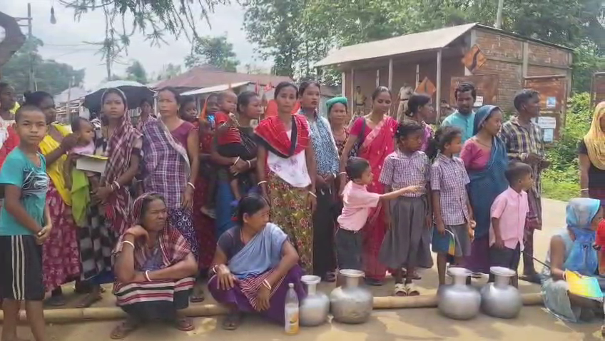অবরোধে উত্তাল কচুছড়া বাজার