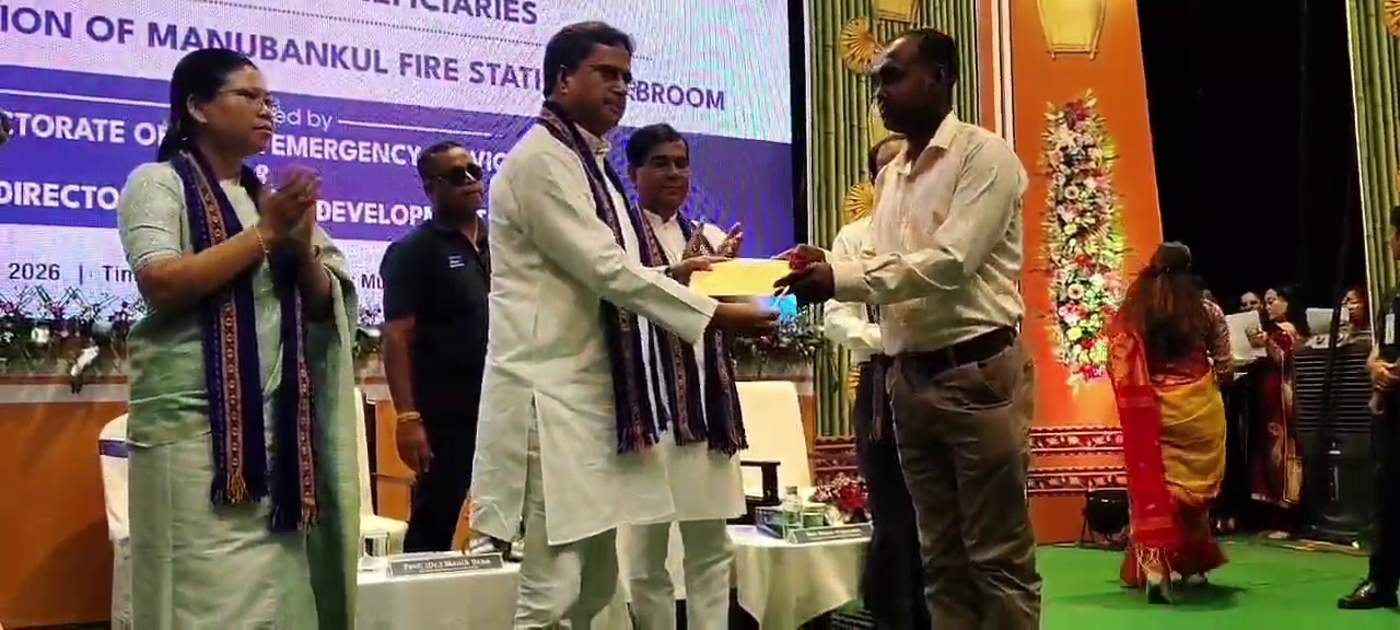  জনসেবায় পথ চলা শুরু মনু-বংকুল ফায়ার স্টেশনের,১৬ জন চালককে নিয়োগপত্র বিতরণ, নিয়োগ প্রাপ্তদের জনসেবার গুরু দায়িত্বের পাঠ দিলেন মুখ্যমন্ত্রী 