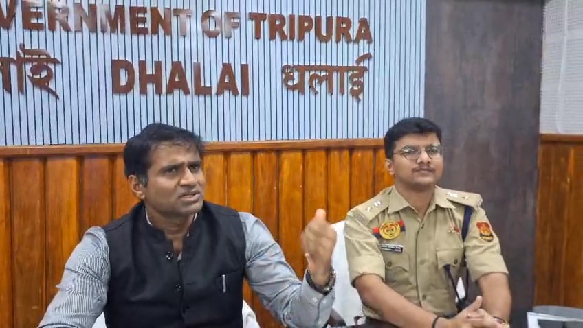 আজ ধলাই জেলা শাসকের কার্যালয়ে এক সাংবাদিক সম্মেলনে মিলিত হলেন ধলাই জেলা শাসক বিবেক এইচ.বি এবং জেলা পুলিশ সুপার রুসিকেশ দেশাই। 