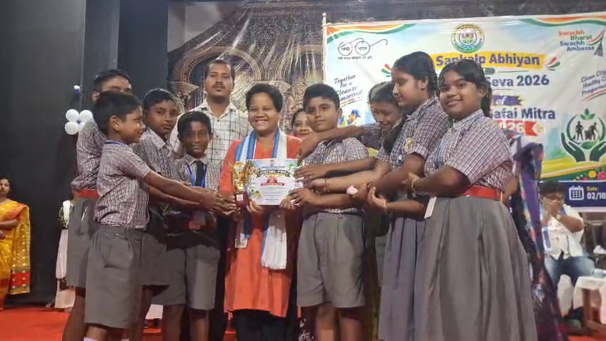 আমবাসা পৌর পরিষদের উদ্যোগে  সাফাই কর্মীদের কাজের স্বীকৃতি ও সম্মান জানানো হয়