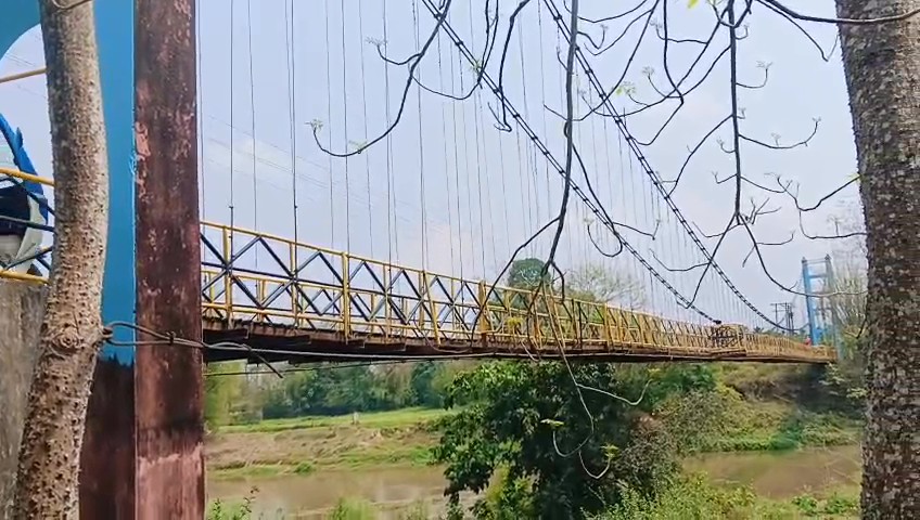 কমলপুর মহকুমার অন্তর্গত শান্তিরবাজার থেকে চাঁনকাপ গ্রামে যাওয়ার প্রধান সড়ক আজ কার্যত মৃত্যু ফাঁদে পরিণত হয়েছে।