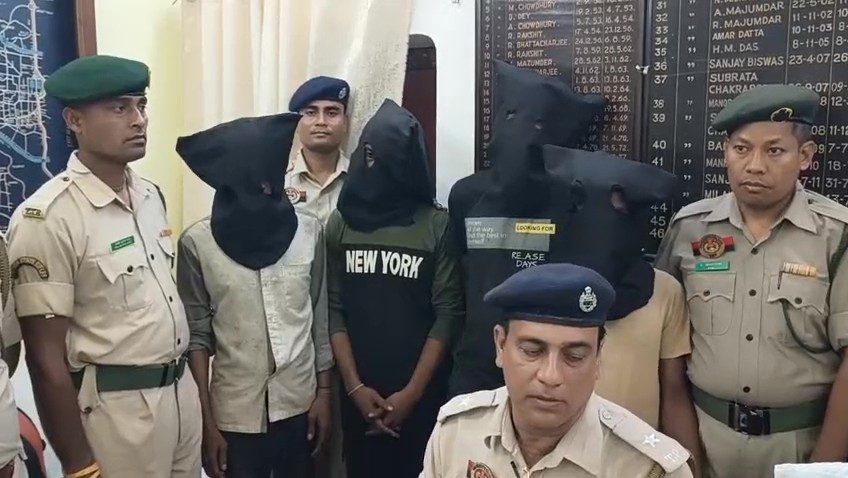 - চুরি হওয়া স্বর্ণালংকার ও মোবাইল ফোন উদ্ধার, ৭ চোরকে গ্রেপ্তার পশ্চিম থানার পুলিশের