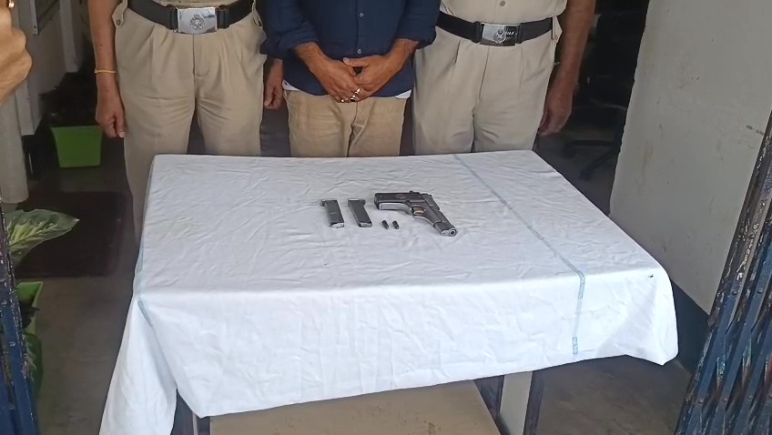 পিস্তল ও দুই রাউন্ড তাজা গুলি সহ এক যুবক আটক।