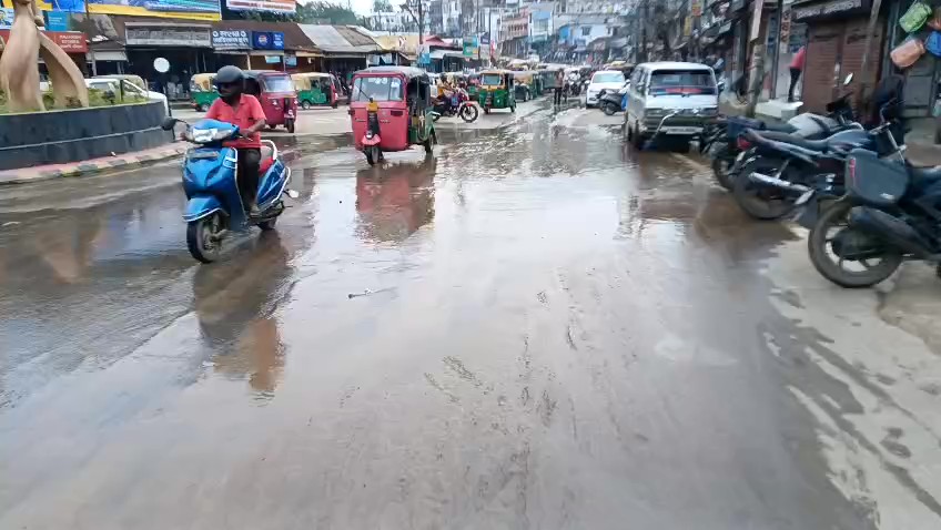 হাসপাতালের নোংরা জলে নরক গুলজারে পরিণত জিবি চৌমুহনী এলাকা 
