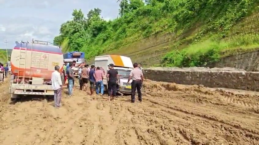 খোয়াই-আগরতলা ১০৮বি জাতীয় সড়কে দীর্ঘ যানজট, সুবল সিং পাহাড়ে আটকে মন্ত্রী টিংকু রায়ের গাড়ি; দেহরক্ষীদের ঠেলতে দেখা গেল