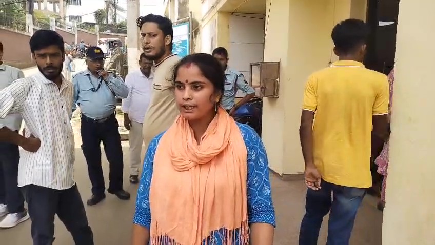 জিবি হাসপাতালের উল্টা পুরান ,জাকিয়ে চলছে বেসরকারি পরিষেবা 