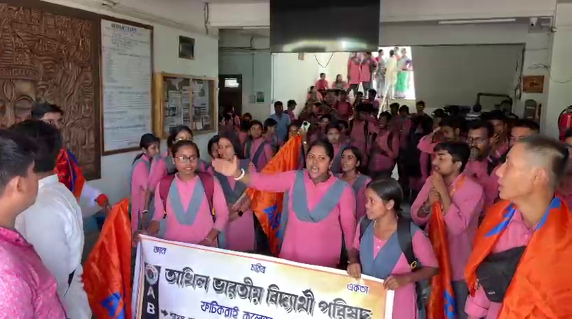 ত্রিপুরা বিশ্ববিদ্যালয়ের বিরুদ্ধে ক্ষোভে উত্তাল ফটিকরায় আম্বেদকর কলেজ  