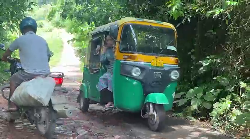 মান্দাইয়ের লরি বাজার থেকে দিনান কোবরা যাওয়ার বেহাল রাস্তা মেরামতের দাবি স্থানীয়দের, চরম দুর্ভোগে এলাকাবাসী