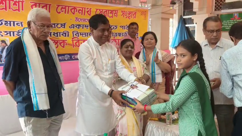   ৯১ জন একাদশ শ্রেণির ছাত্রছাত্রীর হাতে পাঠ্যপুস্তক তুলে দিল বাবা লোকনাথ সেবাশ্রম সংস্হা 