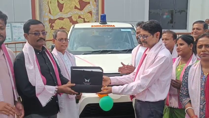 বিধায়ক এলাকা উন্নয়ন তহবিল থেকে অ্যাম্বুলেন্স তুলে দেন বিধায়ক মনোজ কান্তি দেব