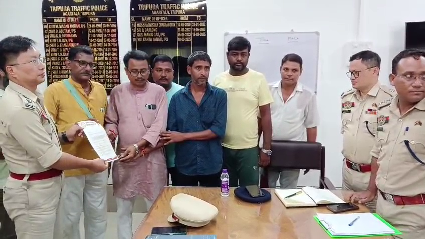  সাত দফা দাবির ভিত্তিতে ট্রাফিক সুপারের নিকট ত্রিপুরা ইলেকট্রনিক রিক্সা শ্রমিক সংঘের ডেপুটেশন 
