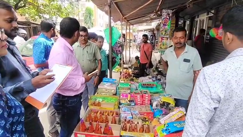 শহরের বিভিন্ন বাজারে অভিযান চালিয়ে প্রচুর শব্দবাজি উদ্ধার  :
