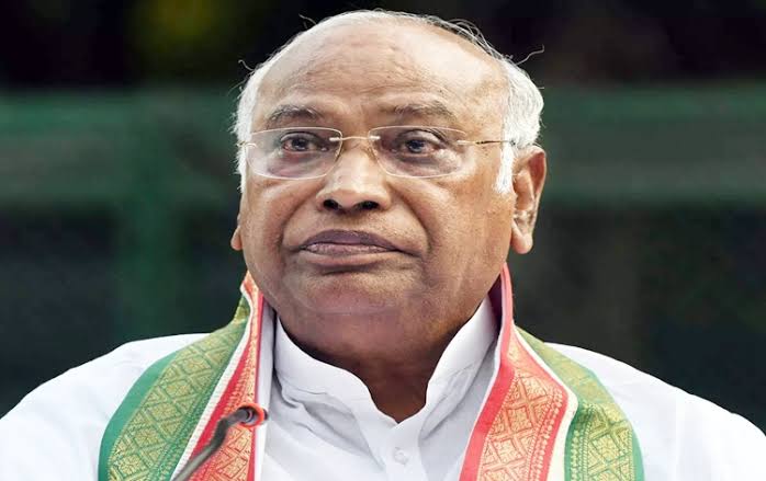 ‘ইন্ডি’ জোটের বৈঠক শেষে নির্বাচন কমিশনকে তীব্র আক্রমণ খাড়গের
