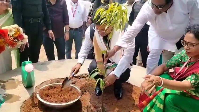 নতুননগর গার্লস এইচ.এস. স্কুলে বৃক্ষরোপণ কর্মসূচিতে অংশ নিলেন কেন্দ্রীয় মন্ত্রী সর্বানন্দ সোনোয়াল