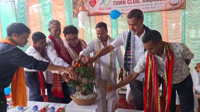 আমবাসার স্বনামধন্য টাউন ক্লাবের পক্ষ থেকে আয়োজন করা হলো দুর্গাপূজার আনুষ্ঠানিক ব্যানার উন্মোচন ও স্বেচ্ছায় রক্তদান কর্মসূচি