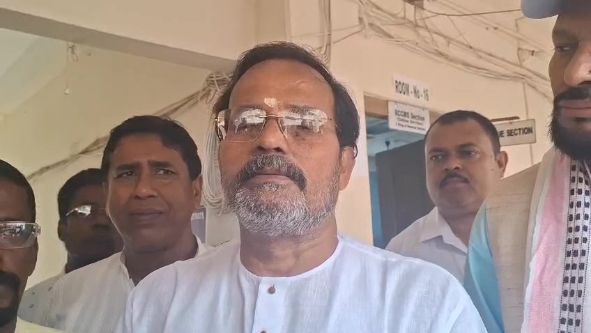 ধর্মনগর বিধানসভা উপ-নির্বাচন কংগ্রেস  প্রার্থী চয়ন ভট্টাচার্যী মনোনয়ন পত্র দাখিল করলেন।