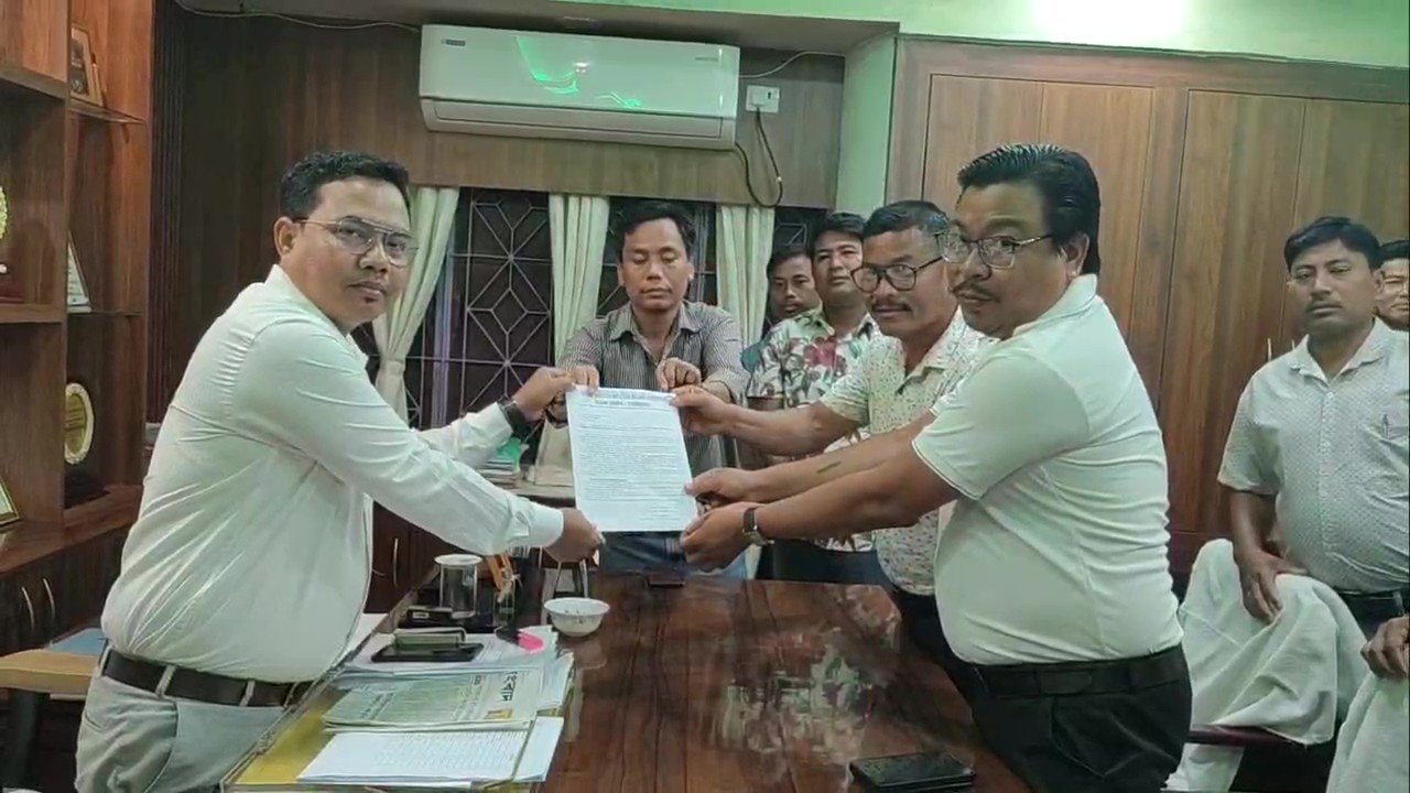 চাকরির স্থায়ীকরণ ও বেতন কাঠামো সংস্কারের দাবিতে খোয়াইয়ে বিডিও-র নিকট এমজিএনরেগা কর্মীদের স্মারকলিপি