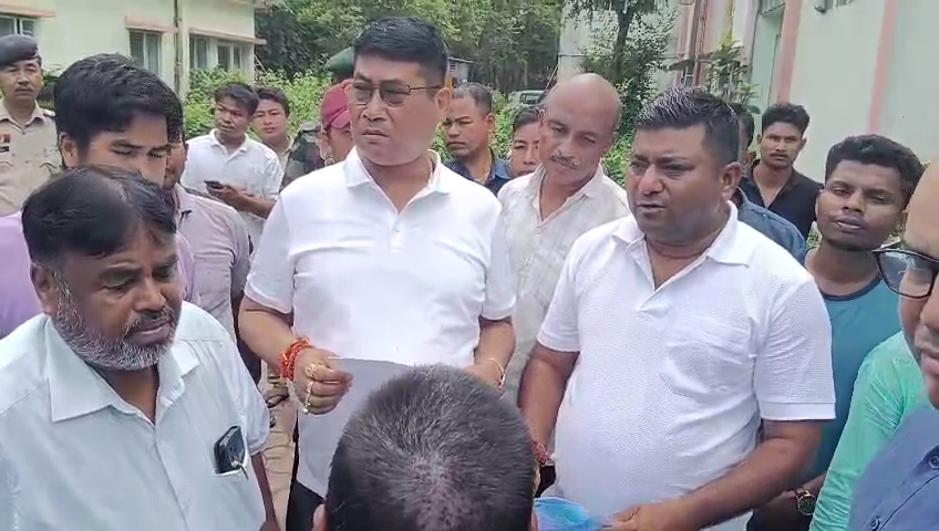 মাটি ধসে দুই যুবকের মর্মান্তিক মৃত্যু , মৃতদের পরিবার ও আত্মীয়-পরিজনদের সঙ্গে দেখা করে সমবেদনা জানান  মন্ত্রী  বিকাশ দেববর্মা