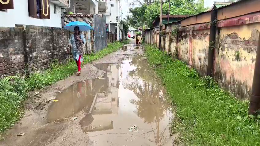 অল্পবিস্তর বৃষ্টি হলেই তেলিয়ামুড়া পুর এলাকার দশ নম্বর ওয়ার্ড জলমগ্ন হয়ে যায় 