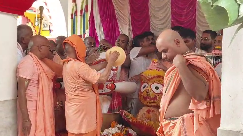  জগন্নাথ জিউ মন্দিরে স্নানযাত্রা মহোৎসবে ভক্তবৃন্দের ভিড় 