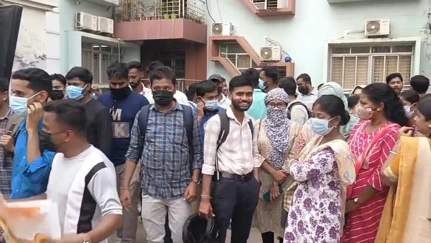 অবিলম্বে নিয়োগের দাবিতে টেট-২ উত্তীর্ণদের ডেপুটেশন