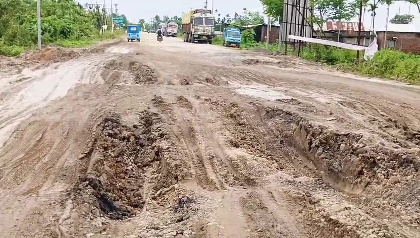 কমলপুরের এড়ারপার থেকে মানিকভান্ডার বাজার পর্যন্ত ২০৮ নং জাতীয় সড়কের বেহাল দশা নিয়ে চরম ভোগান্তি