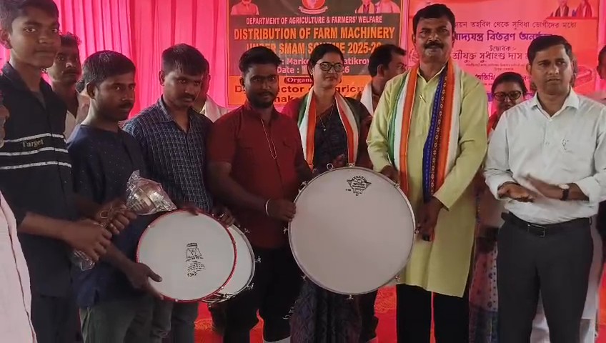   ত্রিপুরার ঊনকোটি জেলার ফটিকরায়ে কৃষকদের মধ্যে বিতরণ করা হলো কৃষি যন্ত্রপাতি এবং সংগীত শিল্পী ও ব্যান্ড পার্টিদের মধ্যে তুলে দেওয়া হলো বিভিন্ন বাদ্য সামগ্রী।