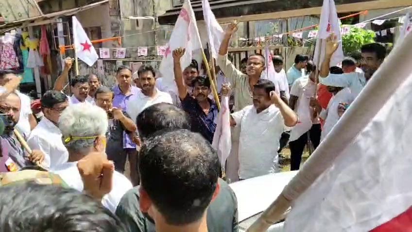  প্রাক্তন মুখ্যমন্ত্রীর গাড়িতে বাধা ঘিরে উত্তেজনা বামুটিয়ার কালী বাজারে 