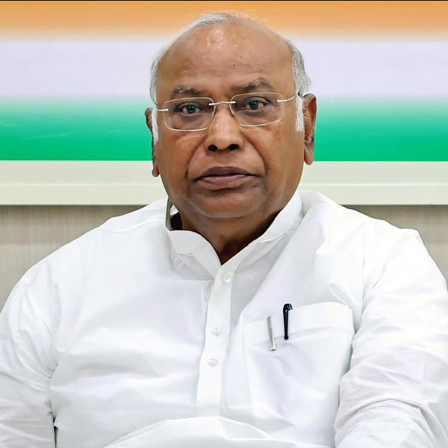 নির্বাচন কমিশনকে ঢাল করে ‘ভোট চুরি’, কেন্দ্রকে তোপ খাড়গের