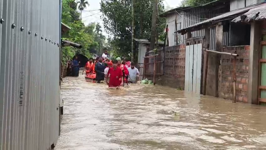 টানা বৃষ্টিতে ফুলেফেঁপে উঠেছে খোয়াই নদী,     তেলিয়ামুড়ার একাধিক ওয়ার্ডে বাড়িঘরে জল, খোলা হলো ৭টি শরণার্থী শিবির
