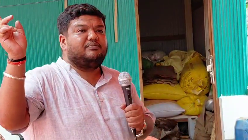 প্রধানমন্ত্রী নরেন্দ্র মোদি-র ১৩৪তম ‘মন কি বাত’ অনুষ্ঠান শুনতে প্যারাতিয়া এলাকায়  ভারতীয় জনতা পার্টির  রাজ্য সভাপতি অভিষেক দেবরায়