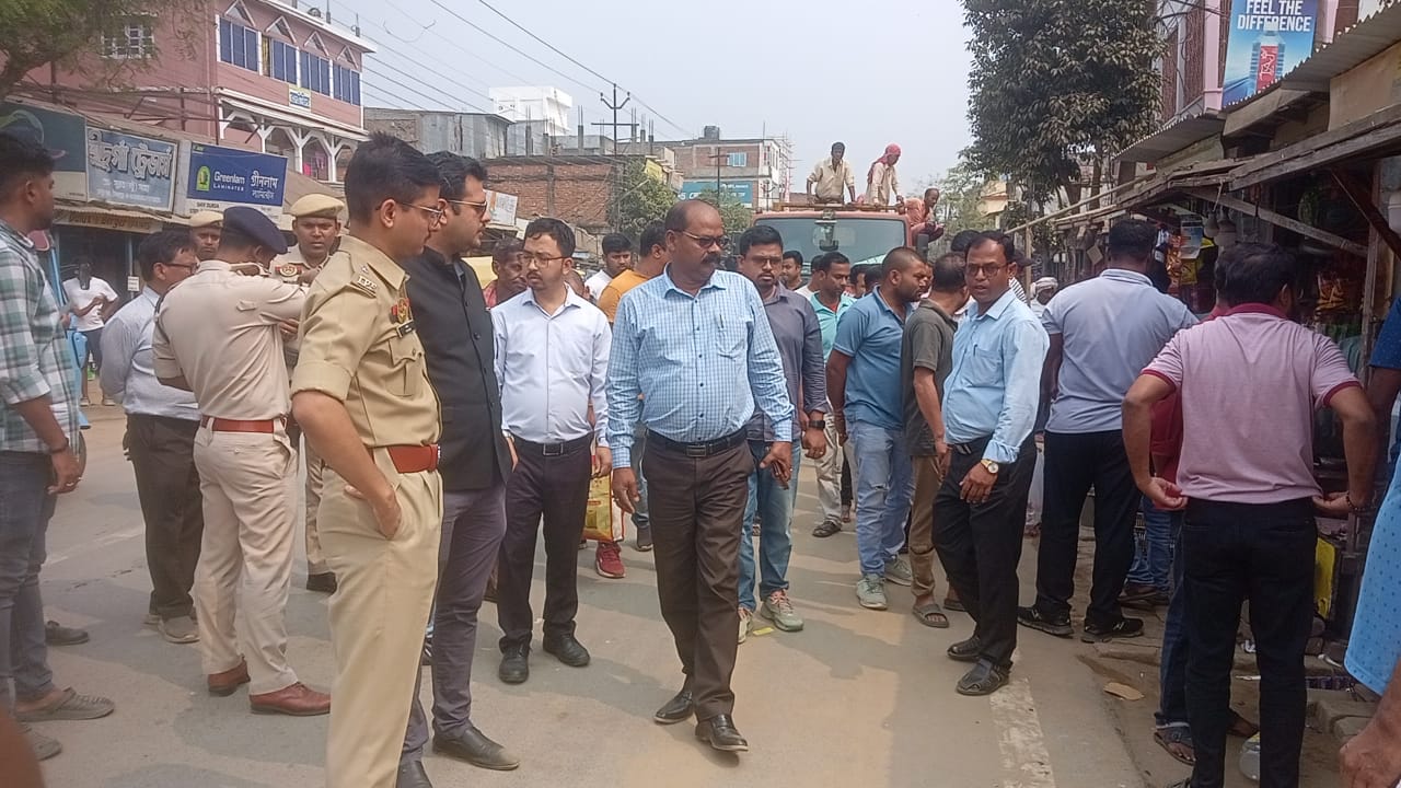 উদয়পুর জামতলা থেকে সেন্ট্রাল রোড পর্যন্ত যারা রাস্তা দখল করে আছে তাদের সরে যাবার জন্য রাস্তায় নামে গোমতী জেলা শাসক , মহকুমা শাসক।