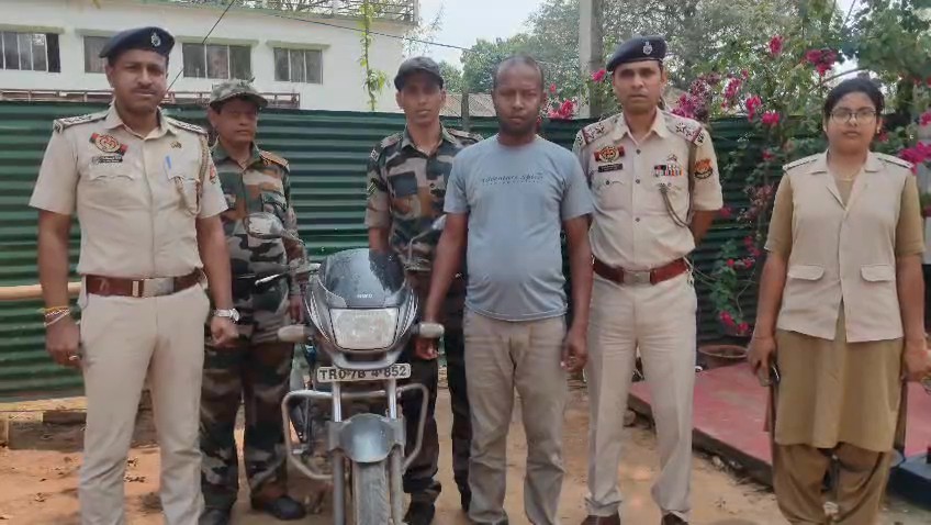 গাঁজা এবং বাইক সহ গ্রেপ্তার এক যুবক। তার নাম কেশব দেবনাথ।