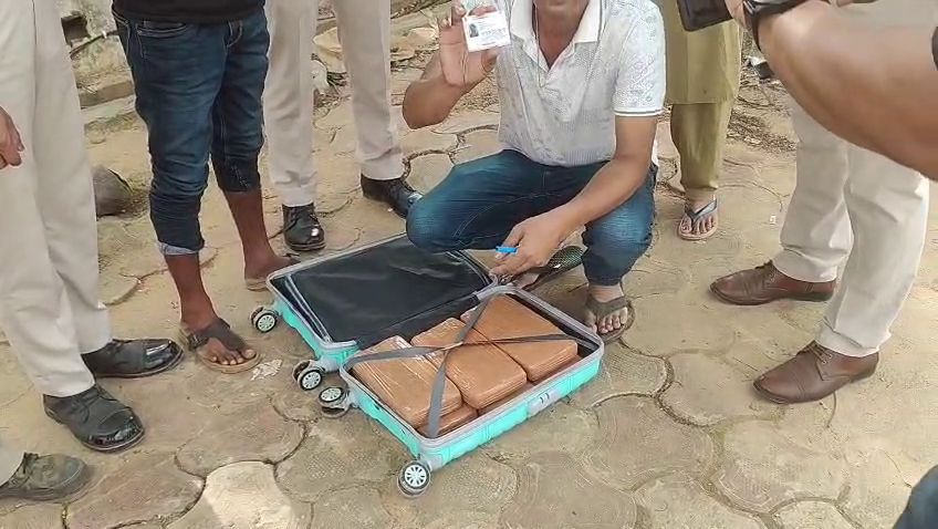 আগরতলা রেলস্টেশনে ১২.৪৬৫ কেজি গাঁজাসহ যুবক আটক