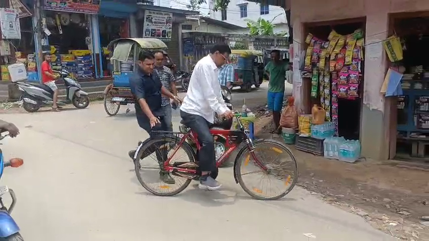  পেট্রো পণ্য থেকে কেন্দ্র ও রাজ্যের কর মুকুবের দাবিতে বাইসাইকেল করে এলাকা পরিক্রমায় কংগ্রেস বিধায়ক 