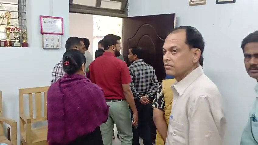 এটেনডেন্স খাতায় সই   করে এক শিক্ষক নিজ মর্জি মাফিক স্কুল করছে 