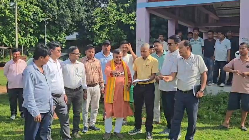লেফুঙ্গা বাজার পরিদর্শন মন্ত্রী রতন লাল নাথ ও এডিসির সিইএম রুনিয়েল দেববর্মা, 