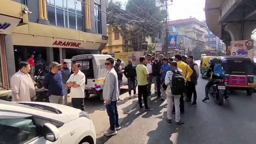 মধ্যে ফের আক্রান্ত হলেন এক সাংবাদিক 