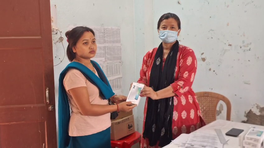 আশা কর্মীদের কাজের সুবিধার্থে দেওয়া হচ্ছে স্মার্টফোন