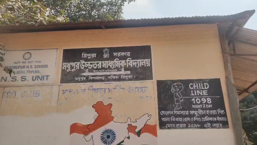 নিয়মিত রাত্রের কালিন প্রহড়া না দিয়ে মধুপুর দ্বাদশ শ্রেণী বিদ্যালয়ে নাক ডেকে ঘুমোচ্ছে।