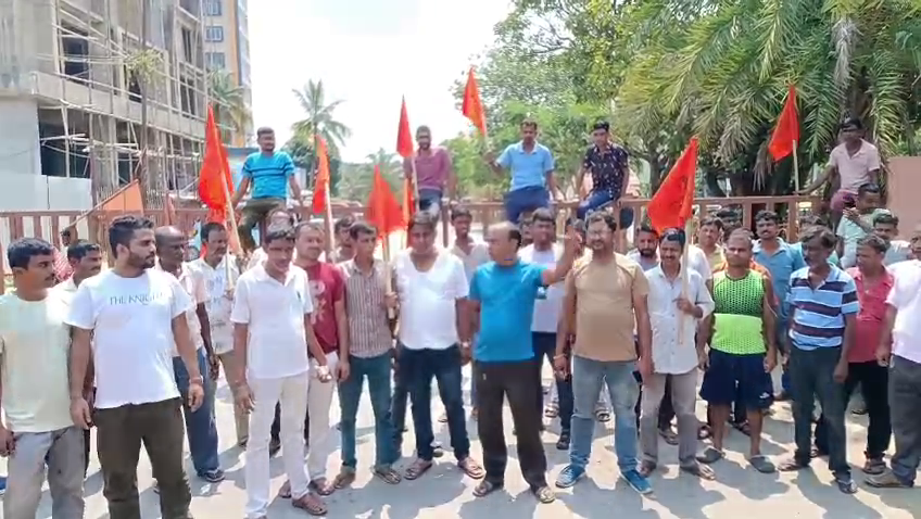 নাগেরজলায় শ্রমিকদের বিক্ষোভ, কাউন্সিলরের বিরুদ্ধে চাঁদাবাজি ও হামলার অভিযোগ