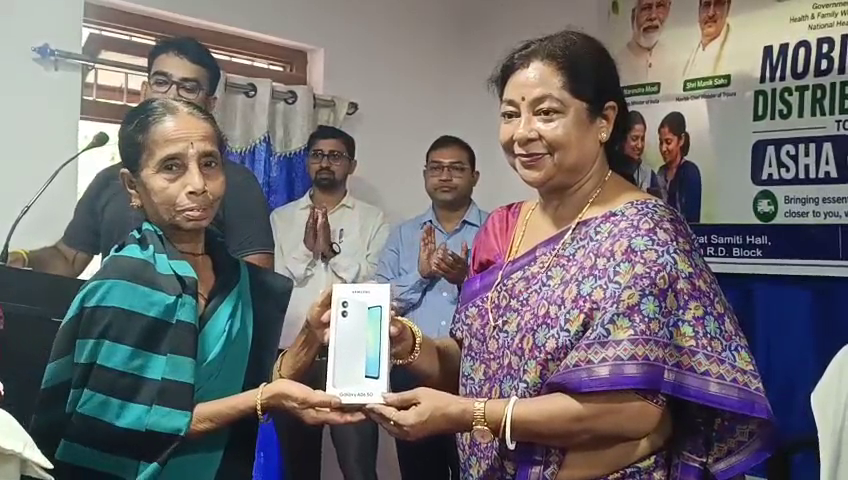 গ্রামীণ স্বাস্থ্যসেবায় ডিজিটাল গতি, আশা কর্মীদের হাতে স্মার্ট মোবাইল তুলে দিলেন বিধায়িকা কল্যাণী সাহা রায়