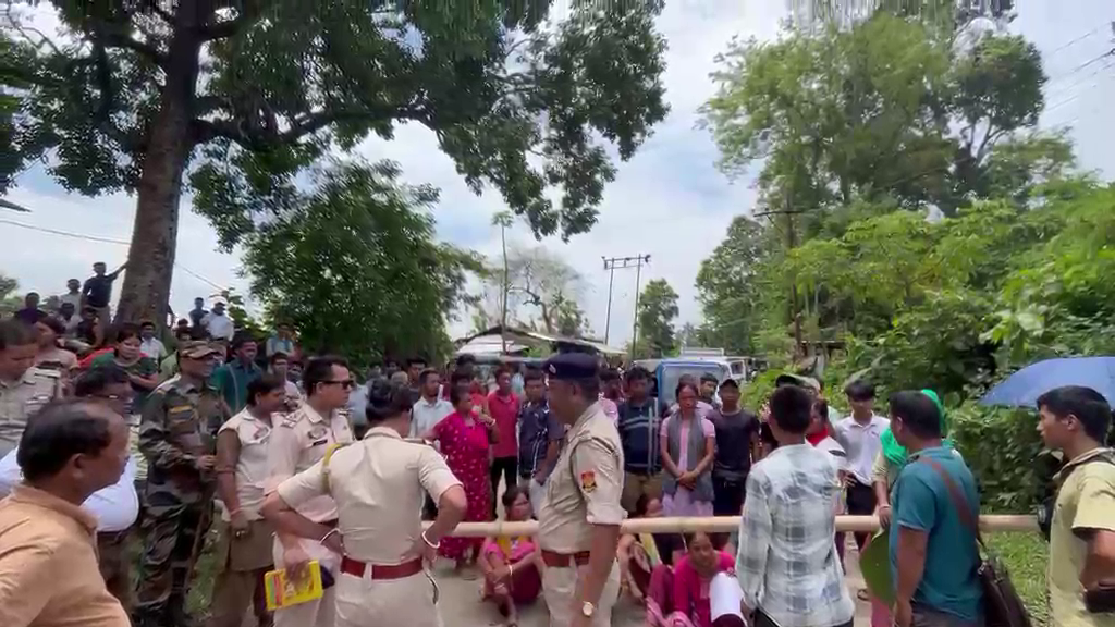 বিদ্যুতের দাবিতে রাস্তা অবরোধে  এলাকাবাসী