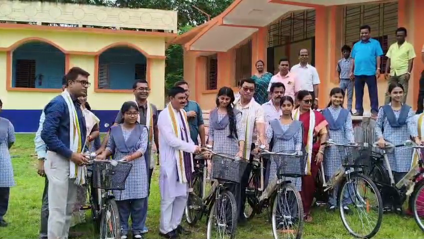পদ্মপুর স্কুলে অডিটোরিয়াম ও বিজ্ঞান ল্যাব উদ্বোধন, ছাত্র-ছাত্রীদের সাইকেল বিতরণ