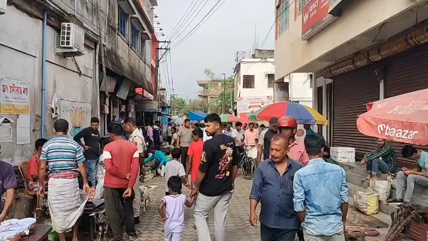 নববর্ষে রসনাতৃপ্তির খোঁজে কৈলাসহর বাজারে ভিড়। 