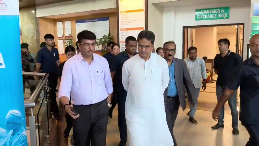 অসুস্থ মুখ্যসচিব জে. কে. সিনহা, হাসপাতালে দেখতে গেলেন মুখ্যমন্ত্রী; বললেন, ‘চিন্তার কোনও কারণ নেই’