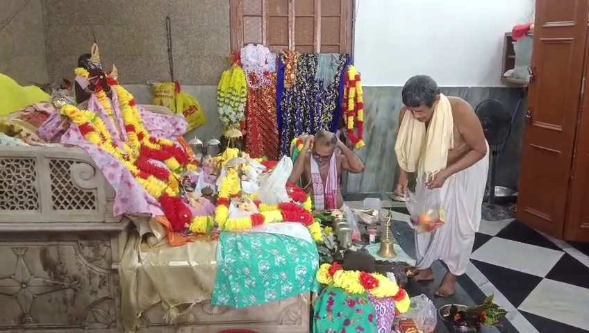  তিথিগত অনুষ্ঠানের সাথে নক্ষত্রের কোন সম্পর্ক নেই, ষষ্ঠীর মাঙ্গলিক অনুষ্ঠানে লক্ষীনারায়ণ মন্দিরে মহিলাদের ভিড়