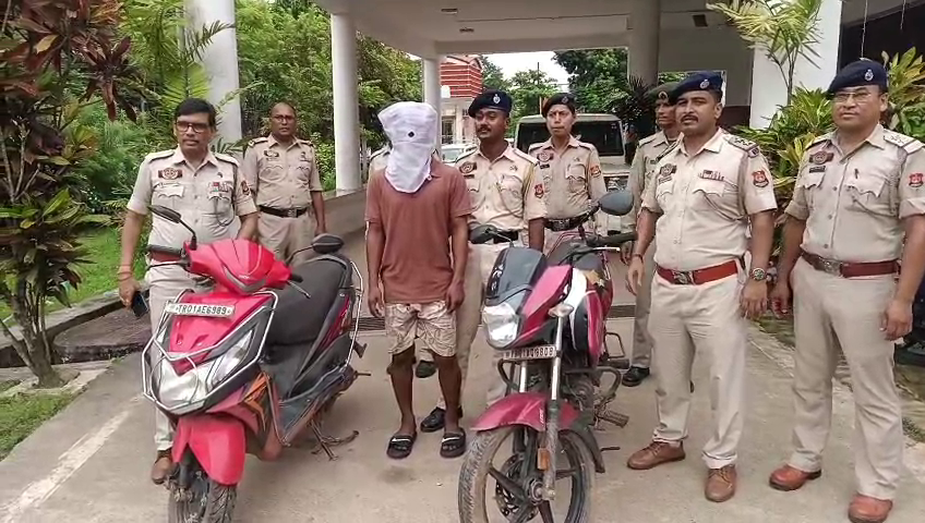  এক বাইক চোর গ্রেপ্তার উদ্ধার একটি বাইক ও স্কুটি 