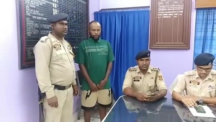 আমতলী থানার পুলিশের হাতে গ্রেফতার ক্যামেরুনের নাগরিক।