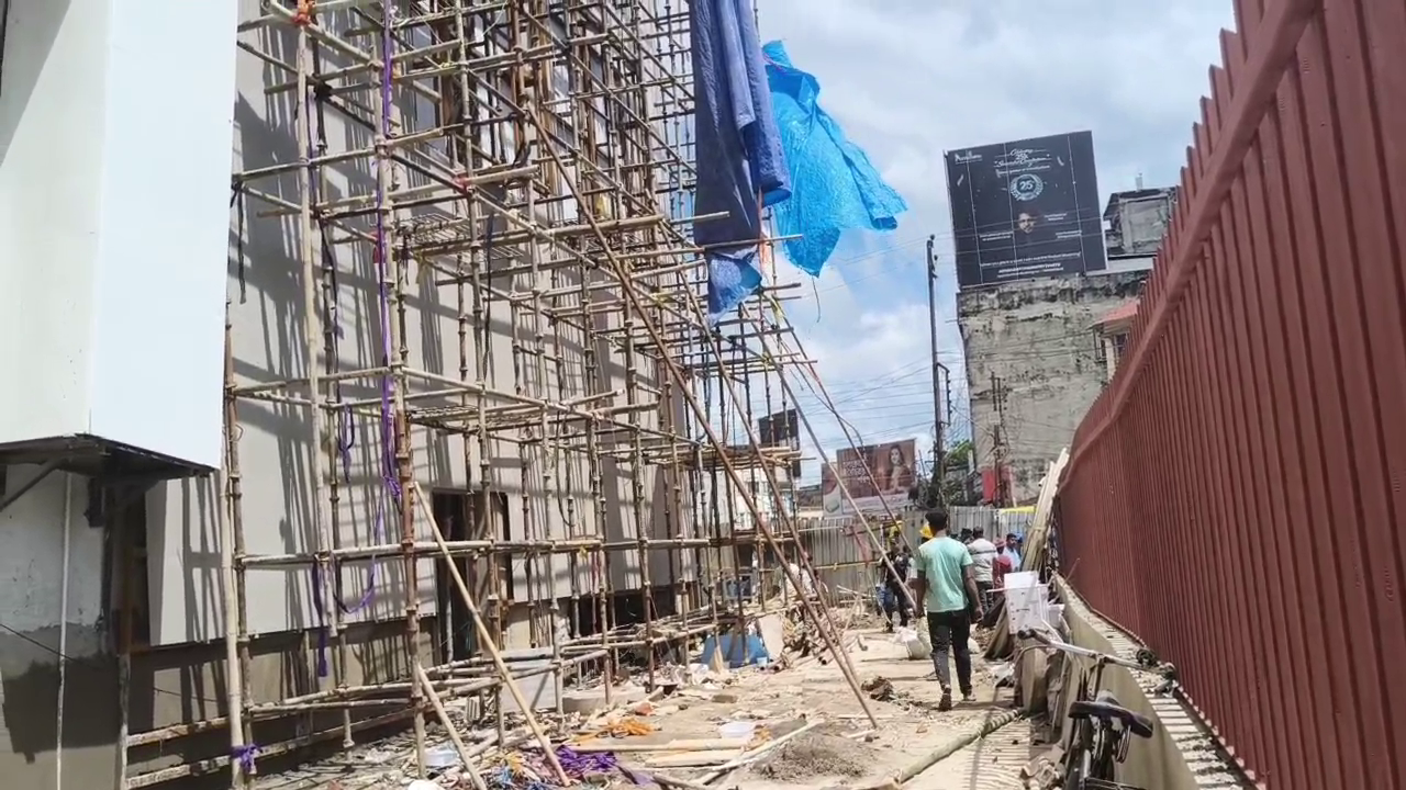 পুরাতন মোটরস্ট্যান্ডের নির্মীয়মান বহুতল থেকে রাস্তায় ঝালাইয়ের অগ্নি বৃষ্টি ,অল্পে রেহাই পেলেন মা ও ছেলে, প্রশাসনের নীরব ভূমিকায় জনমনে ক্ষোভ 